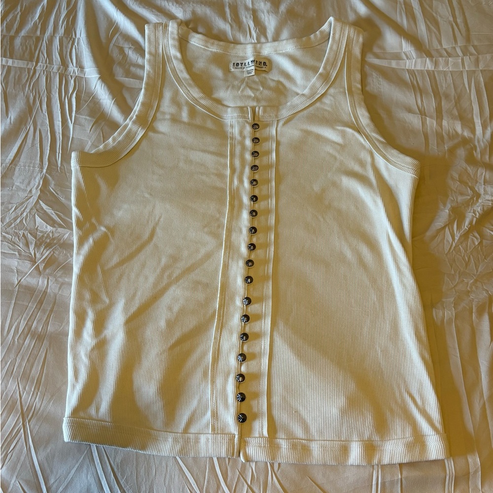 Idyllwind really stretchy tank top, white in color, stones as buttons